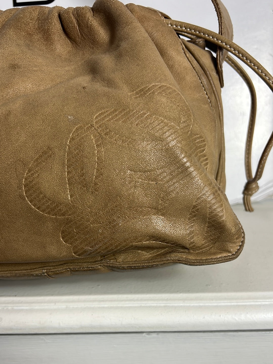 OTRAS. Bolso beige piel logo