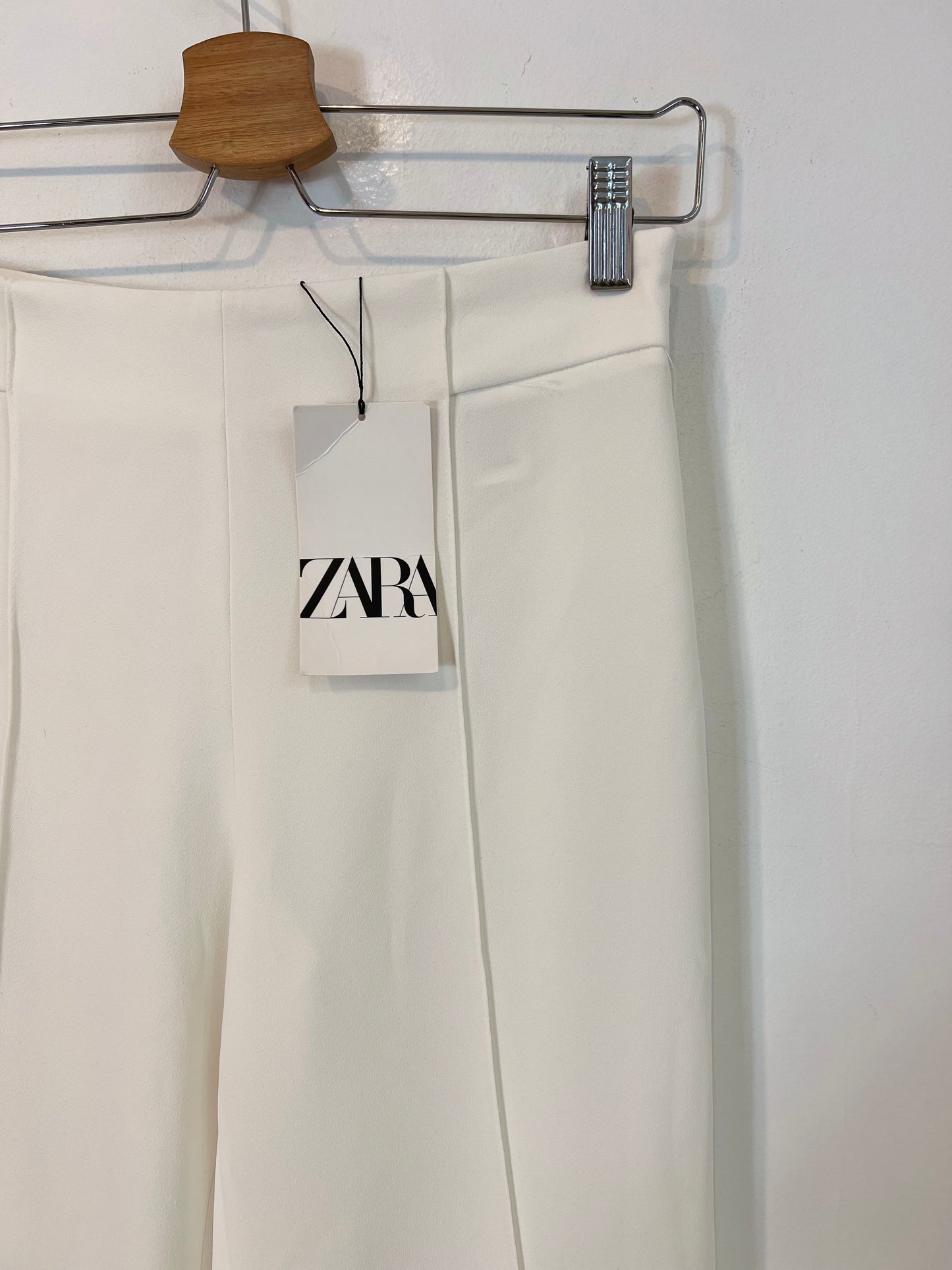 ZARA. Pantalón fluido blanco de vestir T.xs