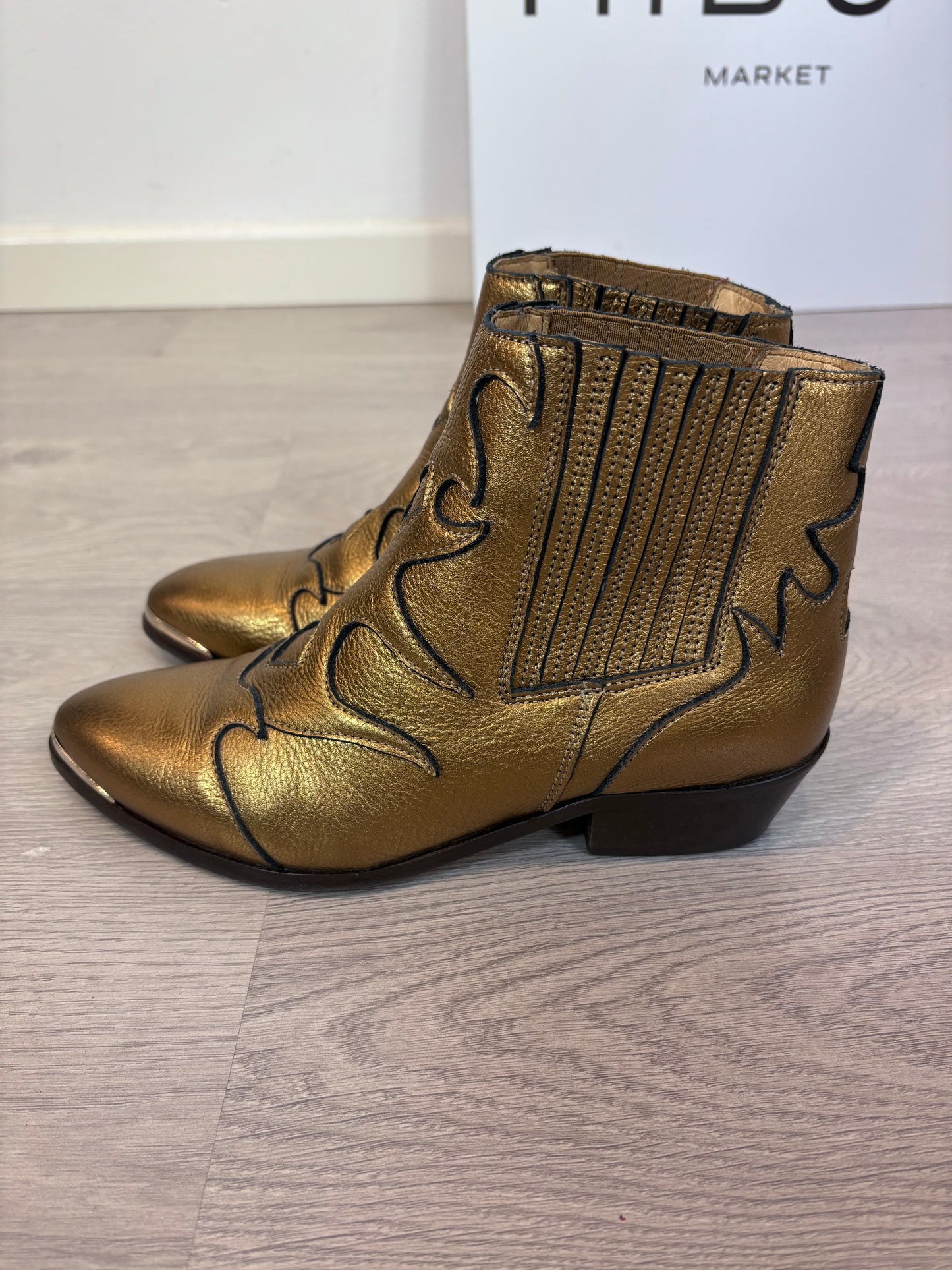 TORAL. Botines dorados piel