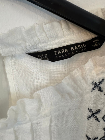 ZARA. Top blanco bordados azules. T M