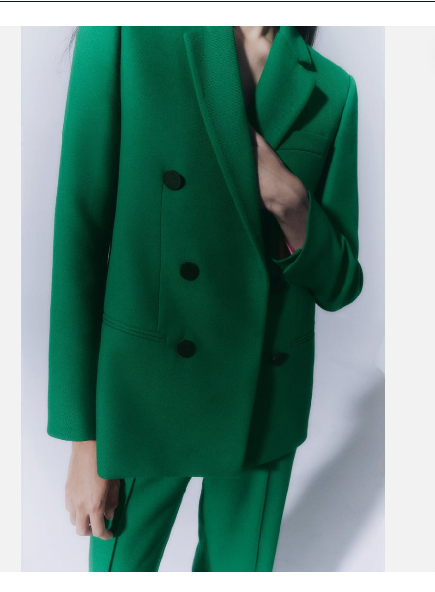 ZARA. Traje de chaqueta verde doble botonadura
