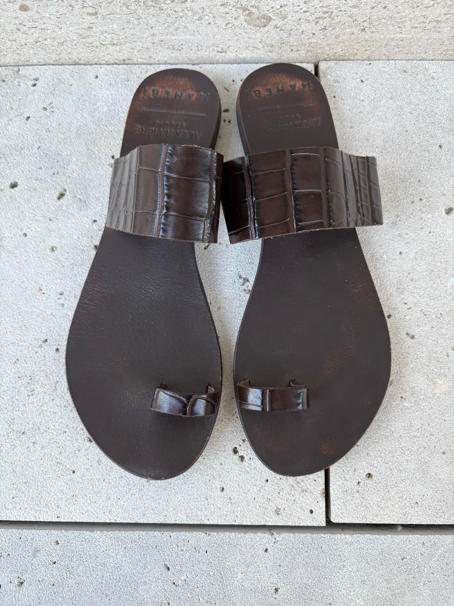 MANEBÍ. Sandalias diseño cuero con estampado