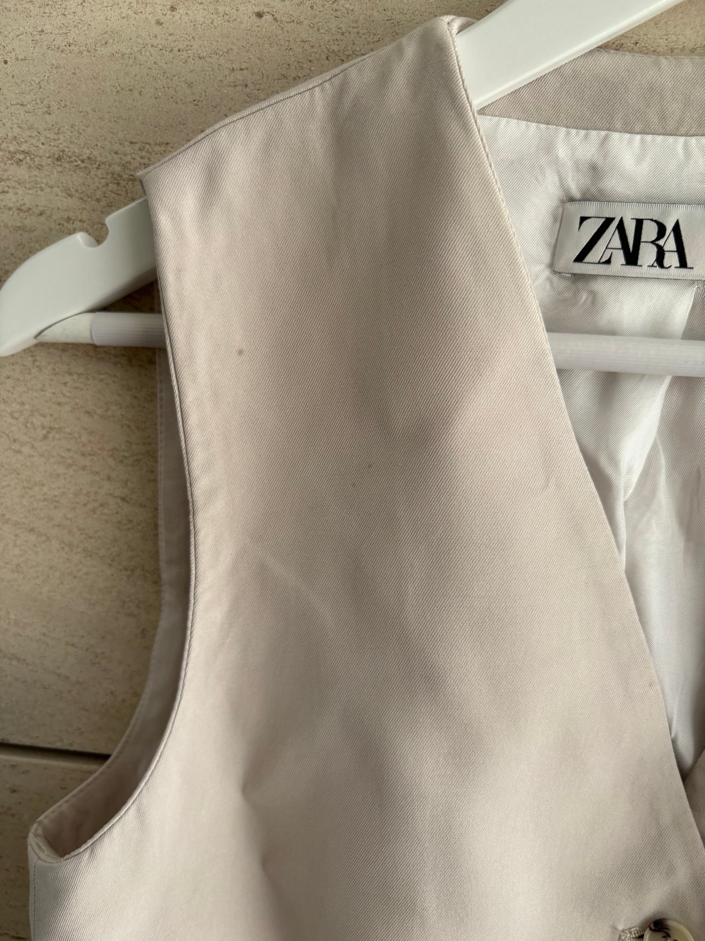 ZARA. Beige pleated vest. TS