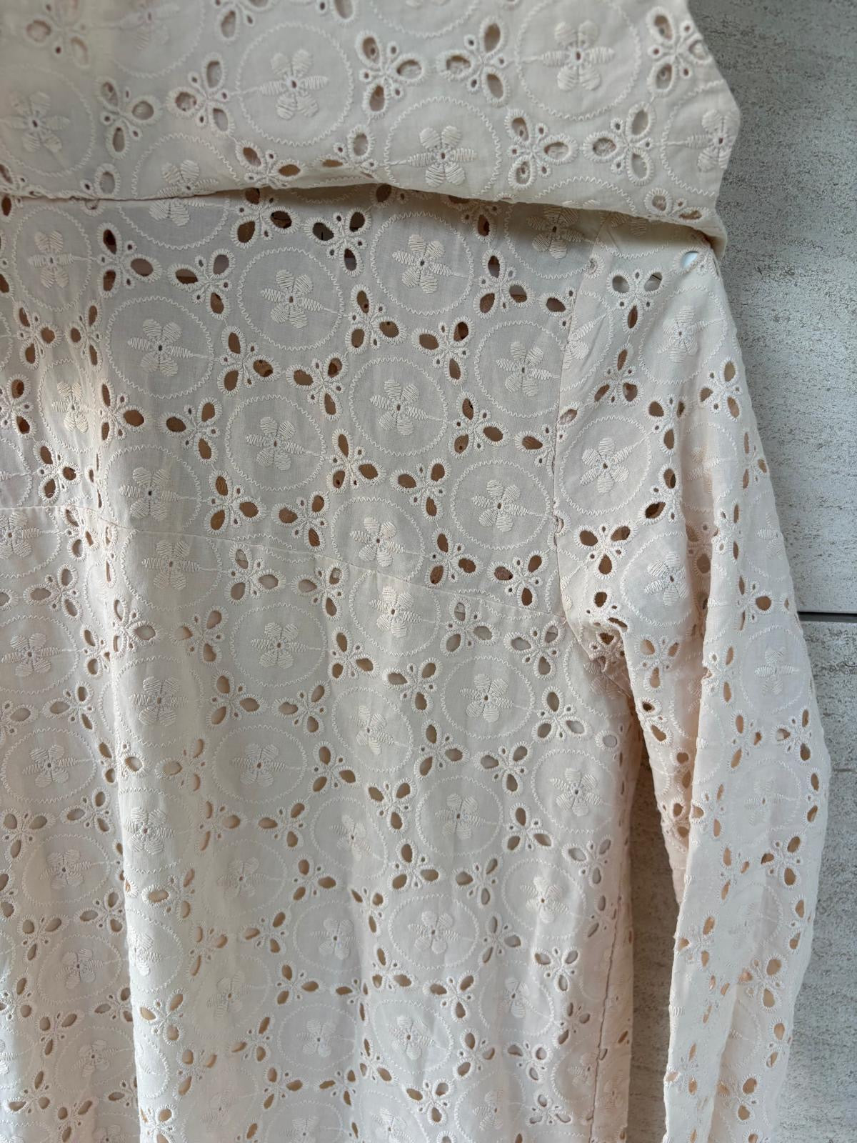 COOSY. Vestido midi rosa claro troquelado