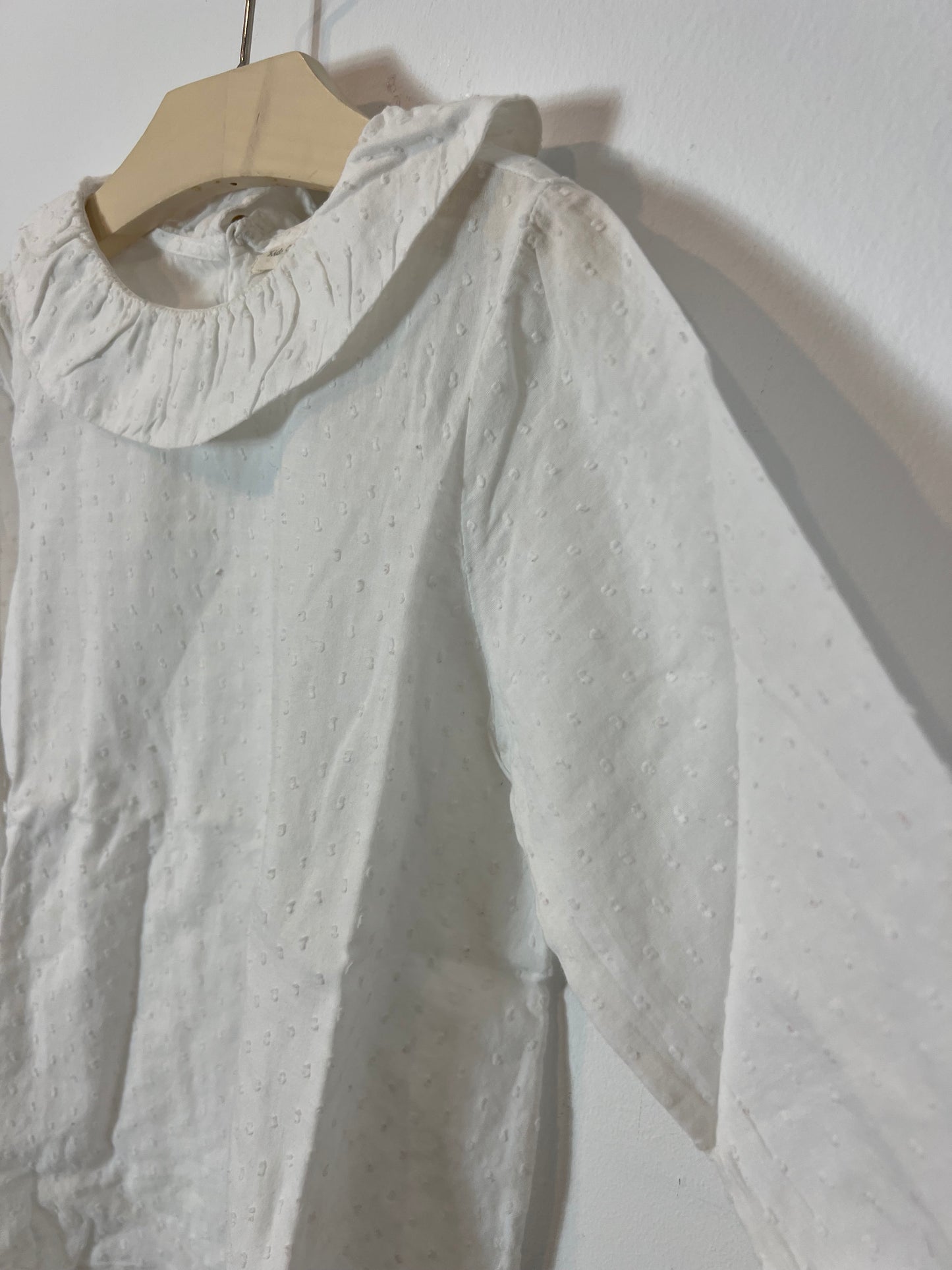 UNIT. Blusa blanca plumeti. T 7/8 años