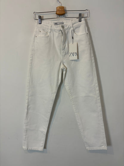ZARA. Denim blanco mom fit