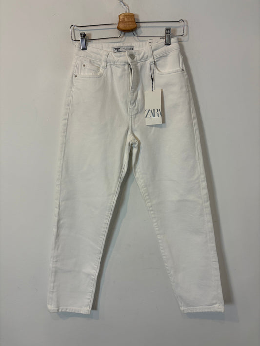 ZARA. Denim blanco mom fit