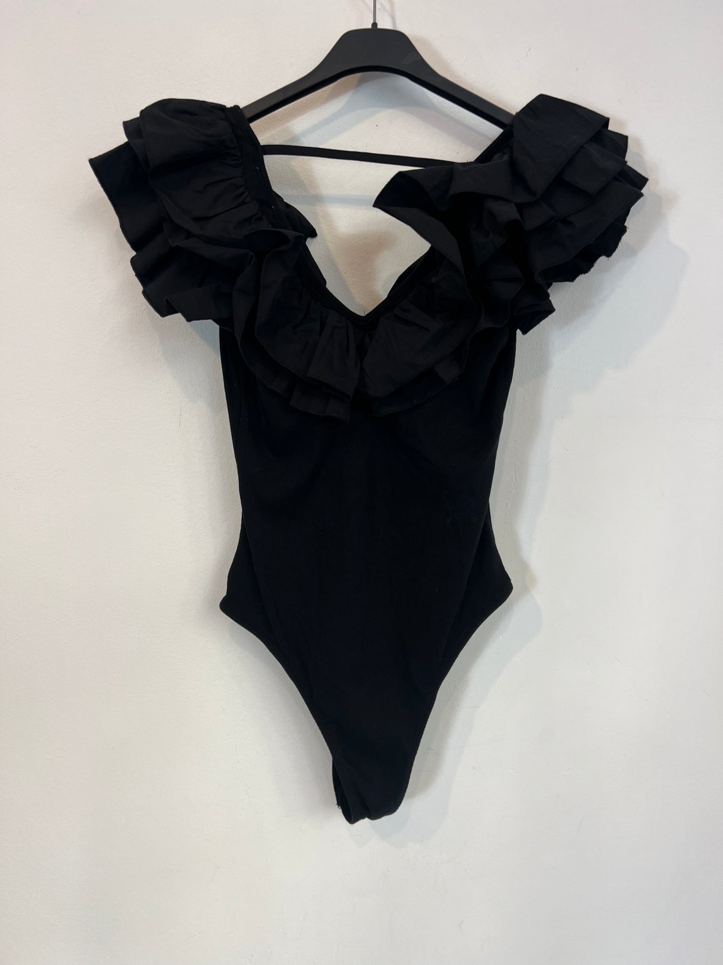 ZARA. Body negro volantes. T L