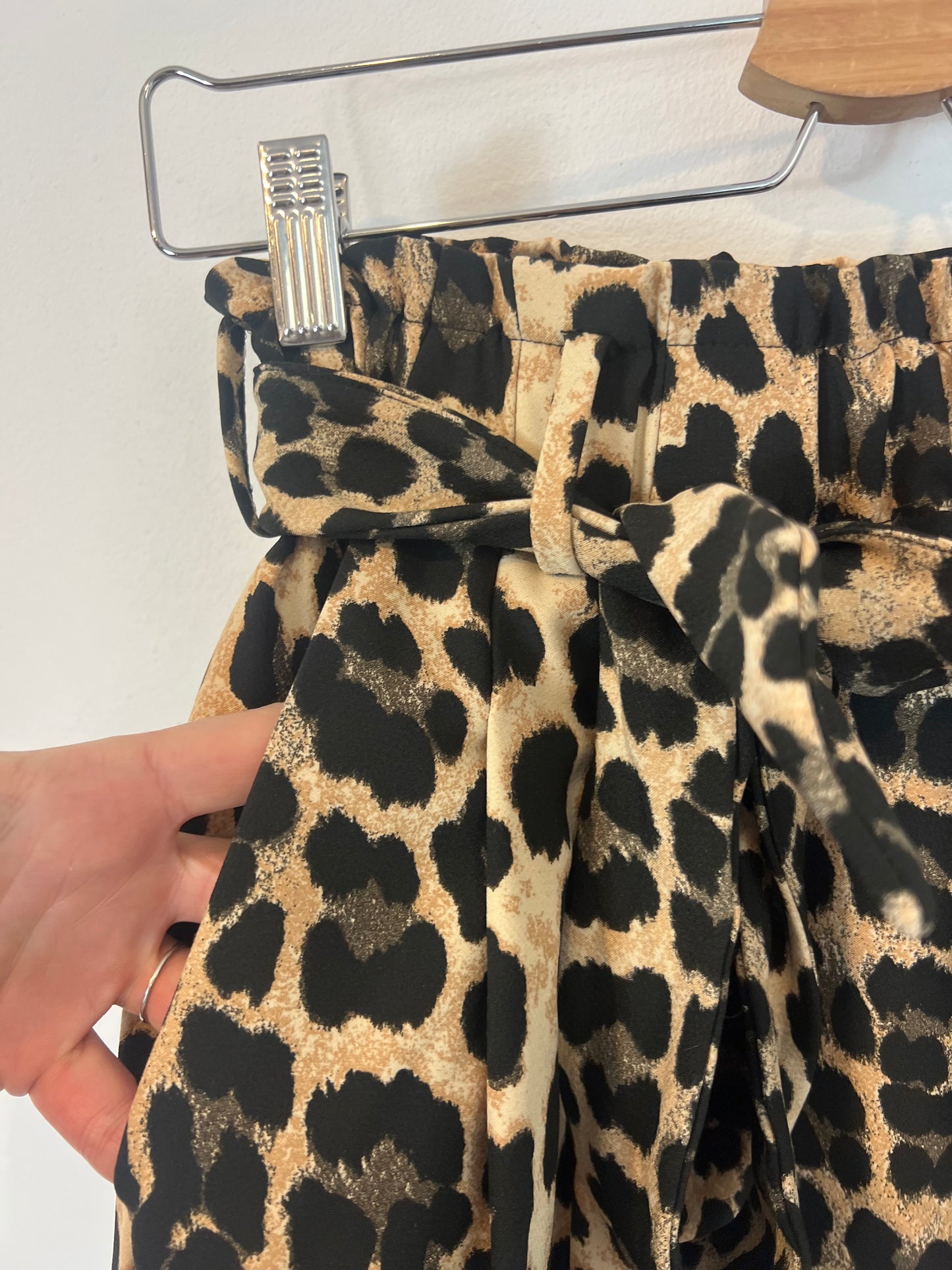 ZARA. Pantalón corto animal print. T XS