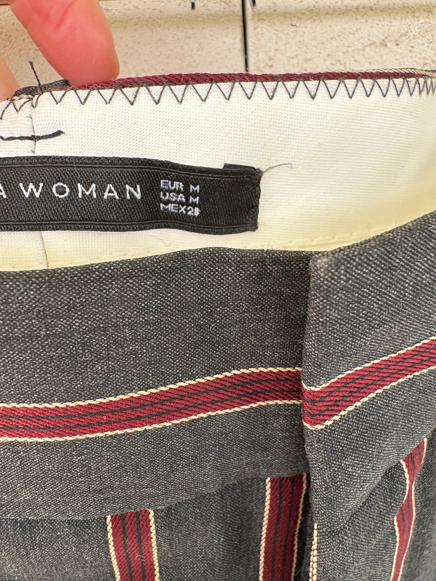 ZARA. Pantalón gris rayas burdeos
