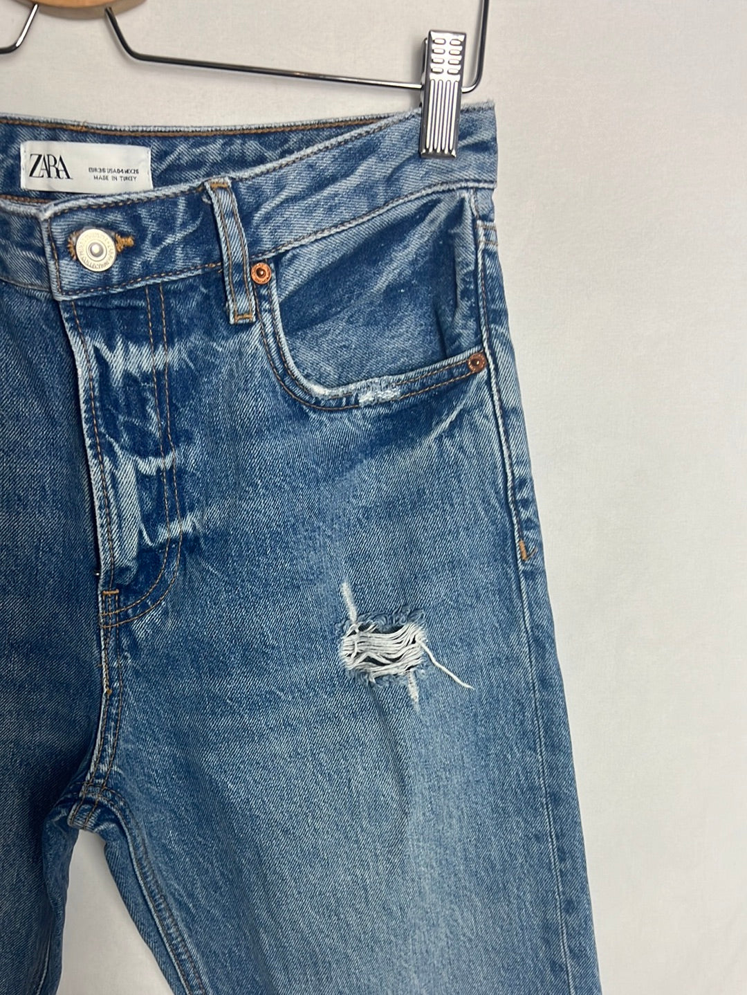 ZARA. Pantalón denim recto rotos. T 36