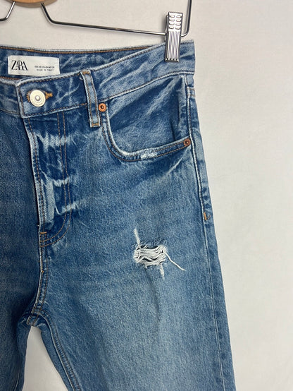 ZARA. Pantalón denim recto rotos. T 36