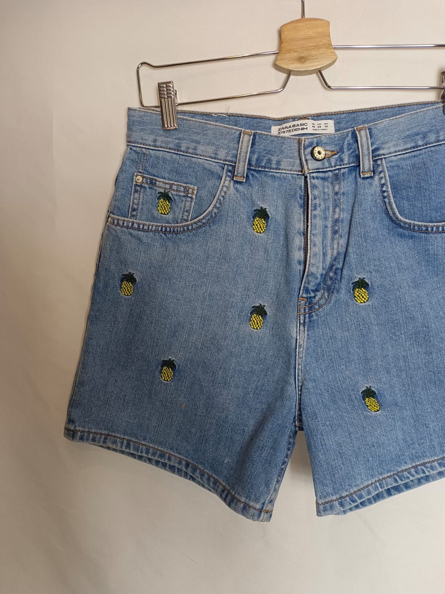 ZARA. Pantalón denim bordado piñas T.40