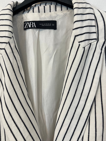 ZARA. Blazer fluida rayas