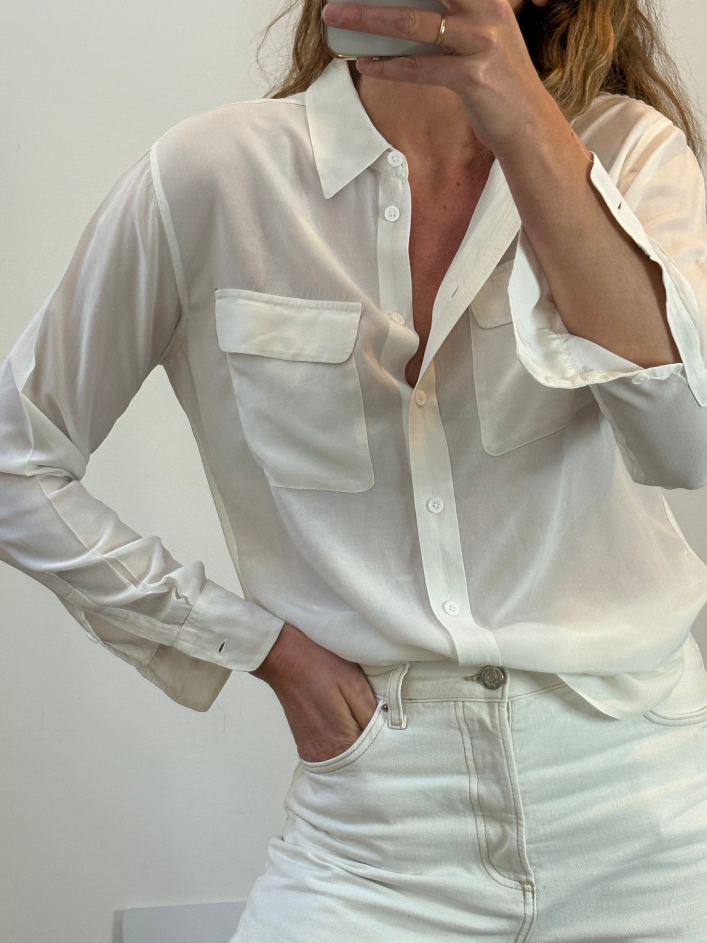 EQUIPMENT. Blusa blanca seda bolsillos