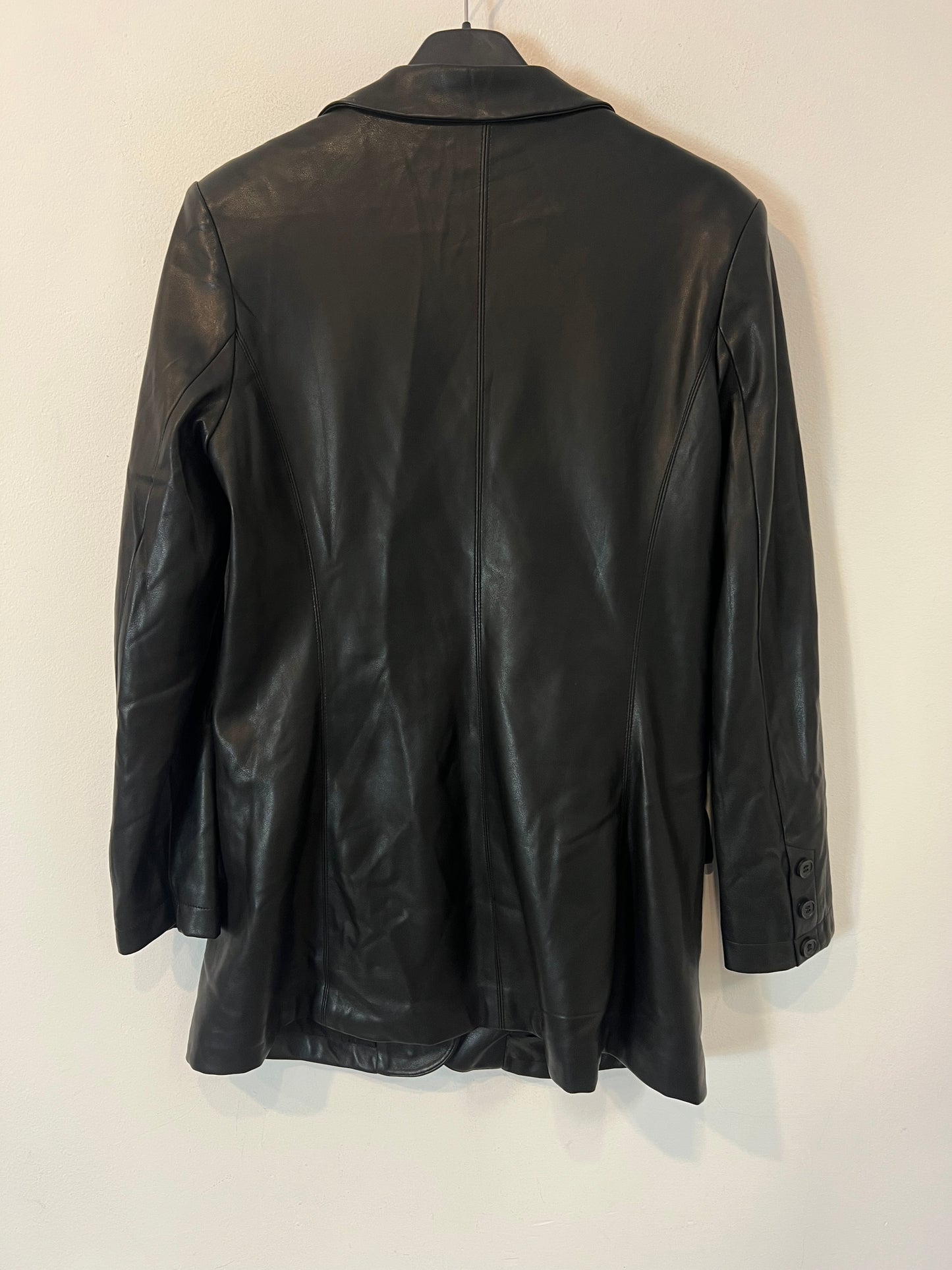 MIOH. blazer negra efecto piel