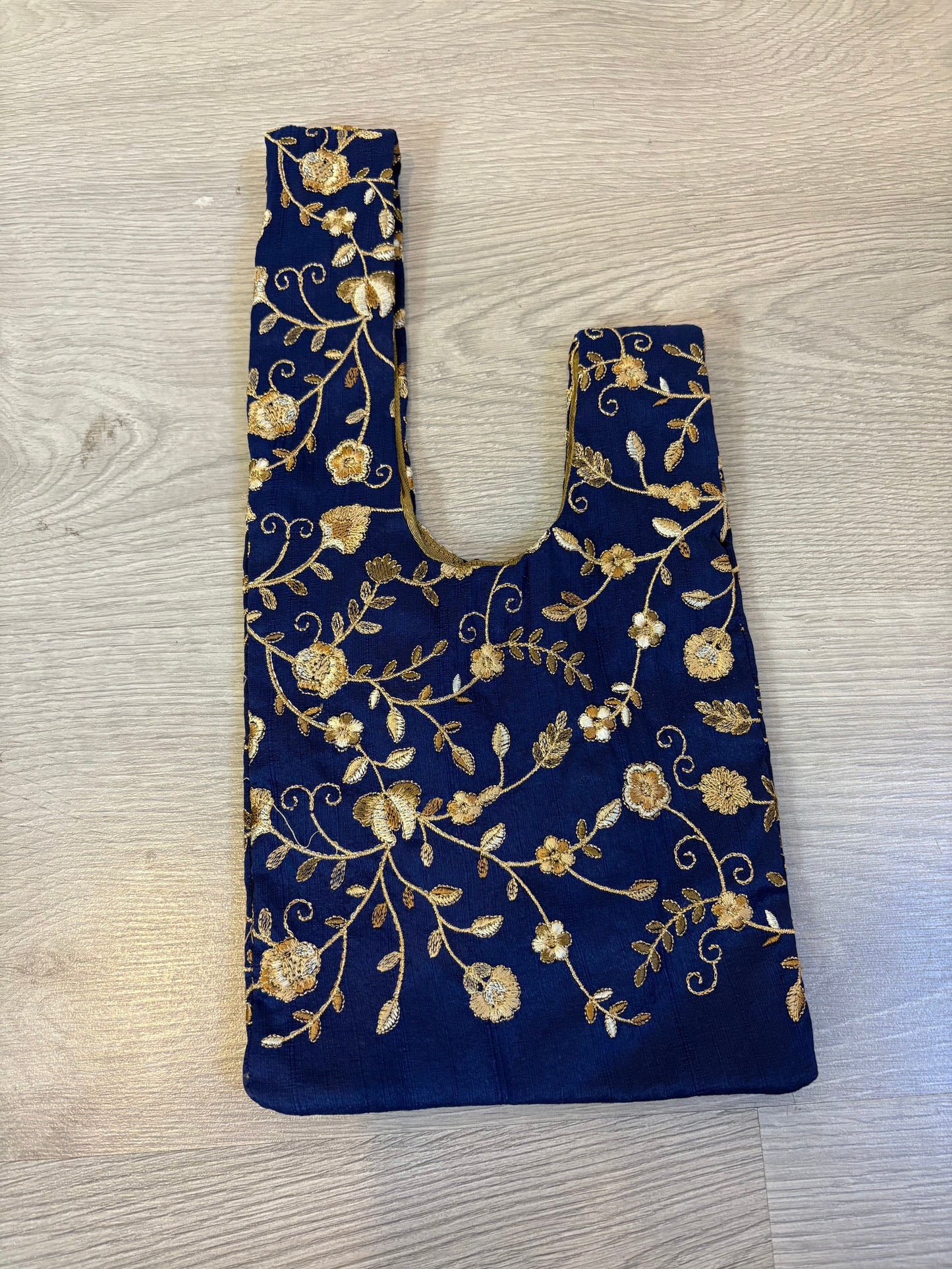 BLUELOW. Bolso de mano azul bordados