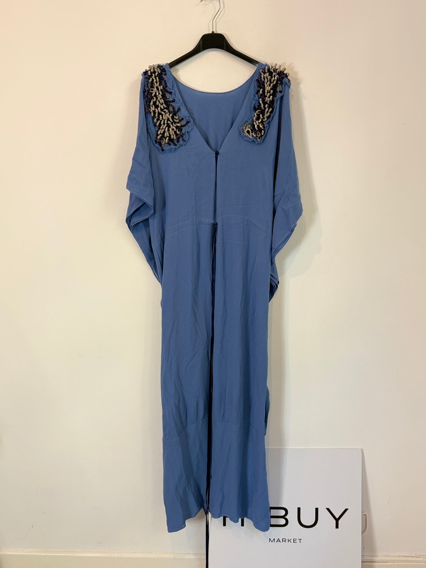 OTRAS. Vestido largo azul detalle pedrería hombros. T S