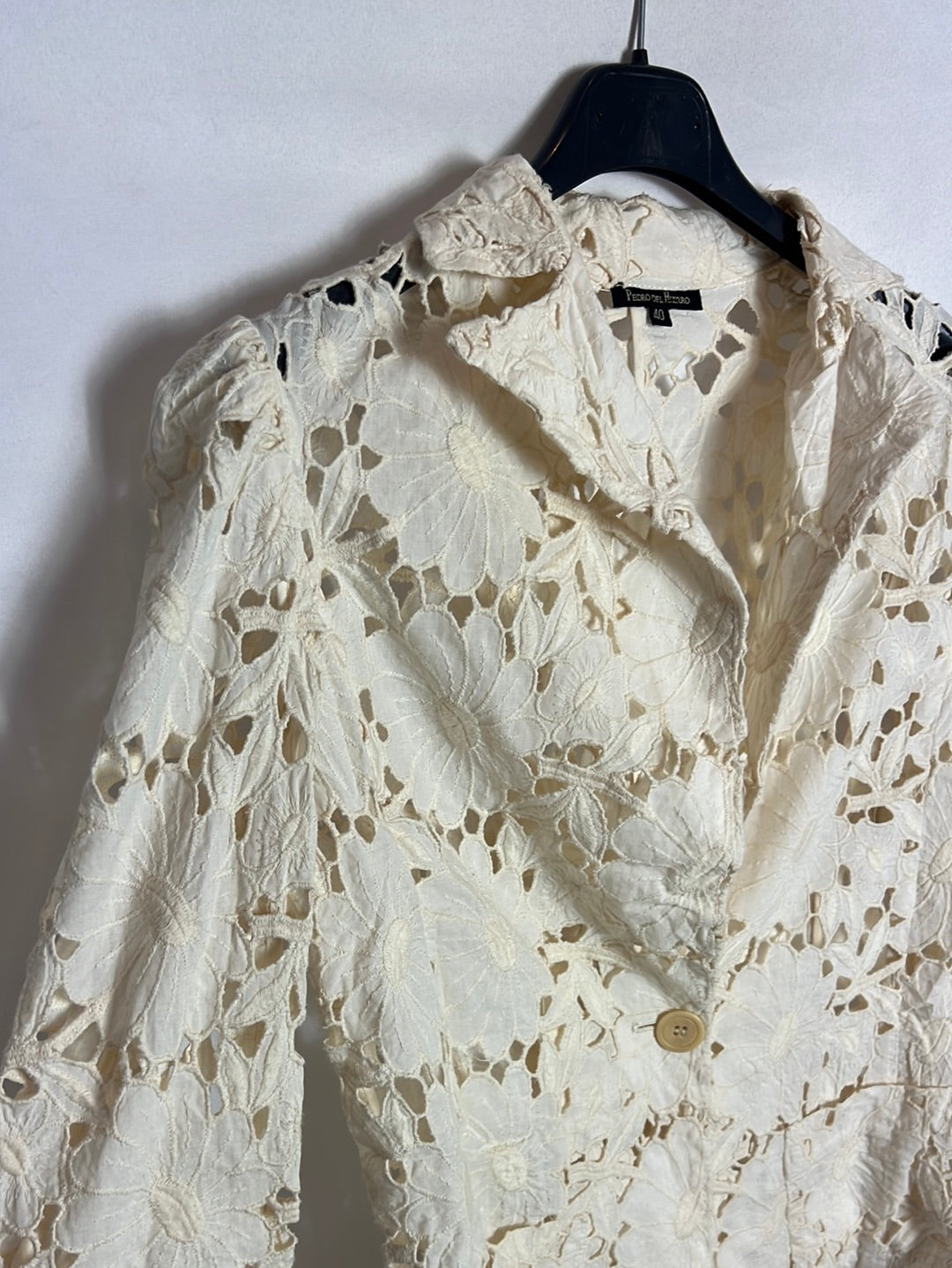 PEDRO DEL HIERRO. Chaqueta beige troquelada T.S