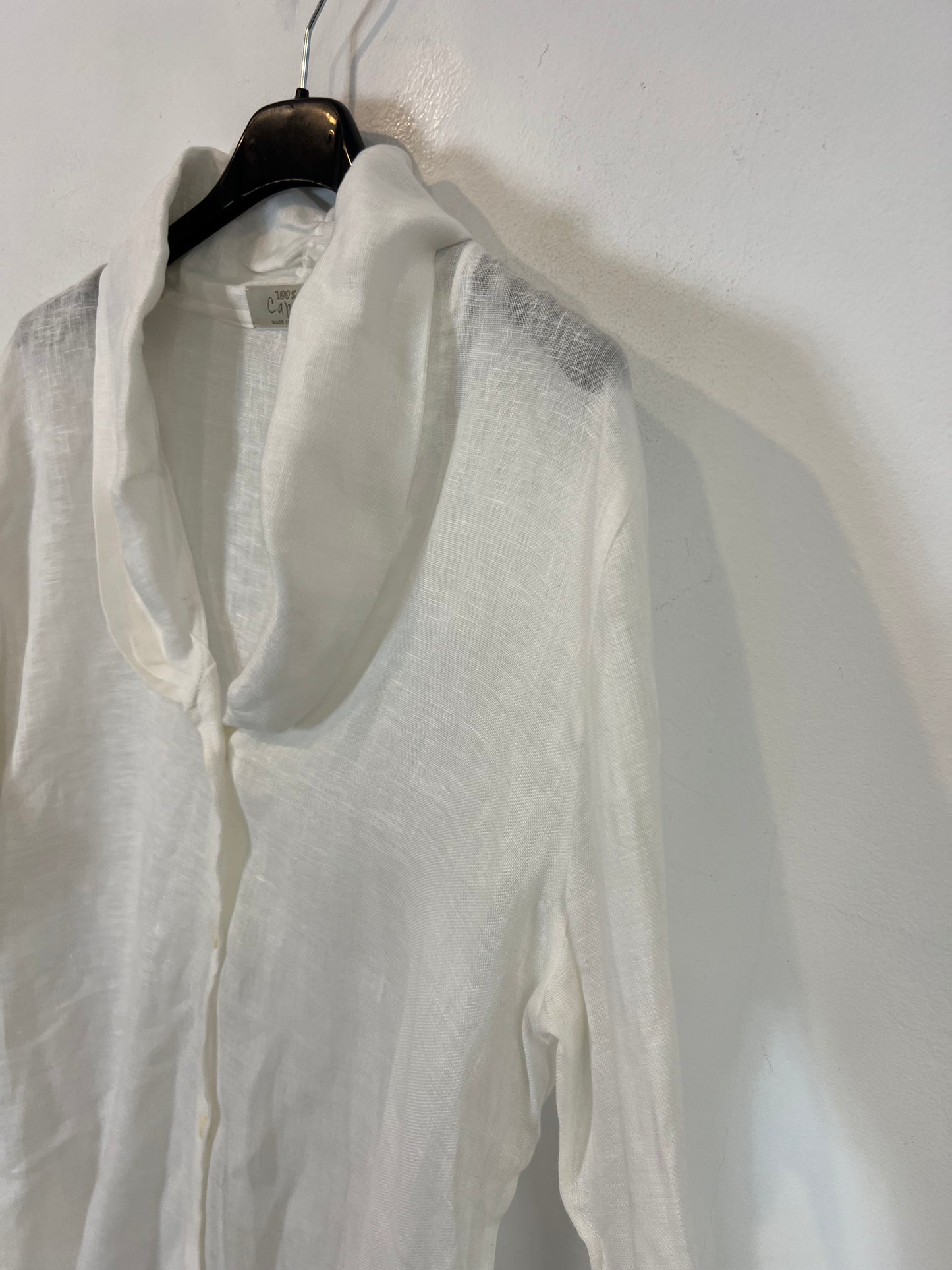 100% Capri. Linen blouse with neck and sleeve detail. TL