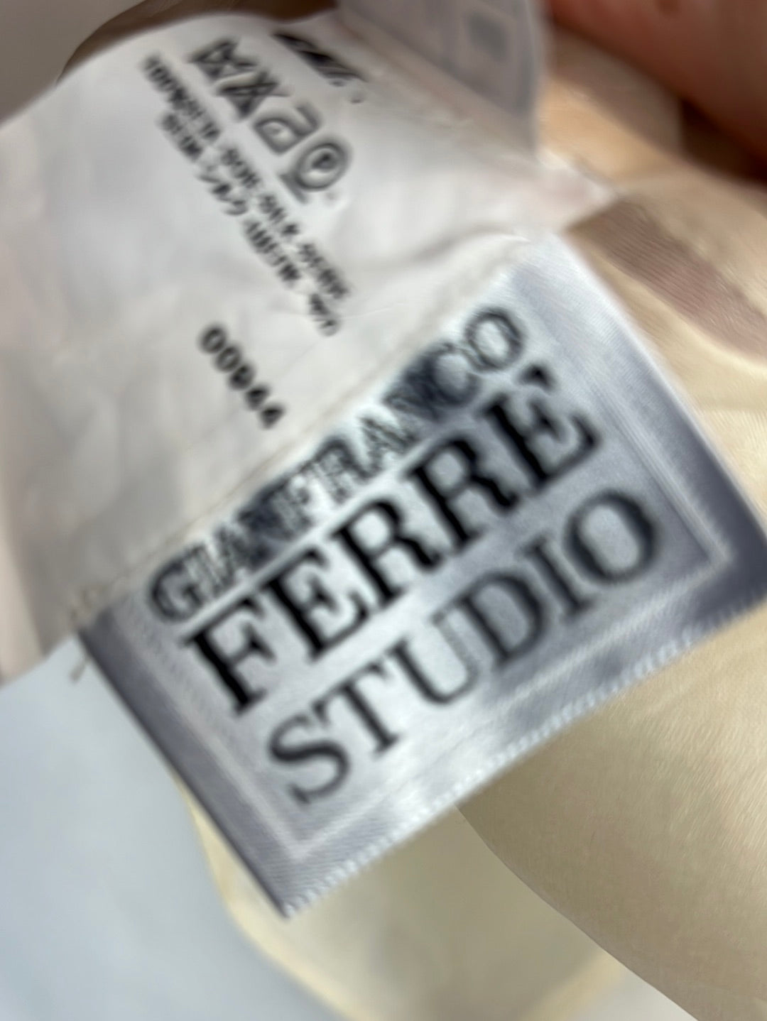 GIANFRANCO FERRÉ. Silk set with sleeve detail. Size 42