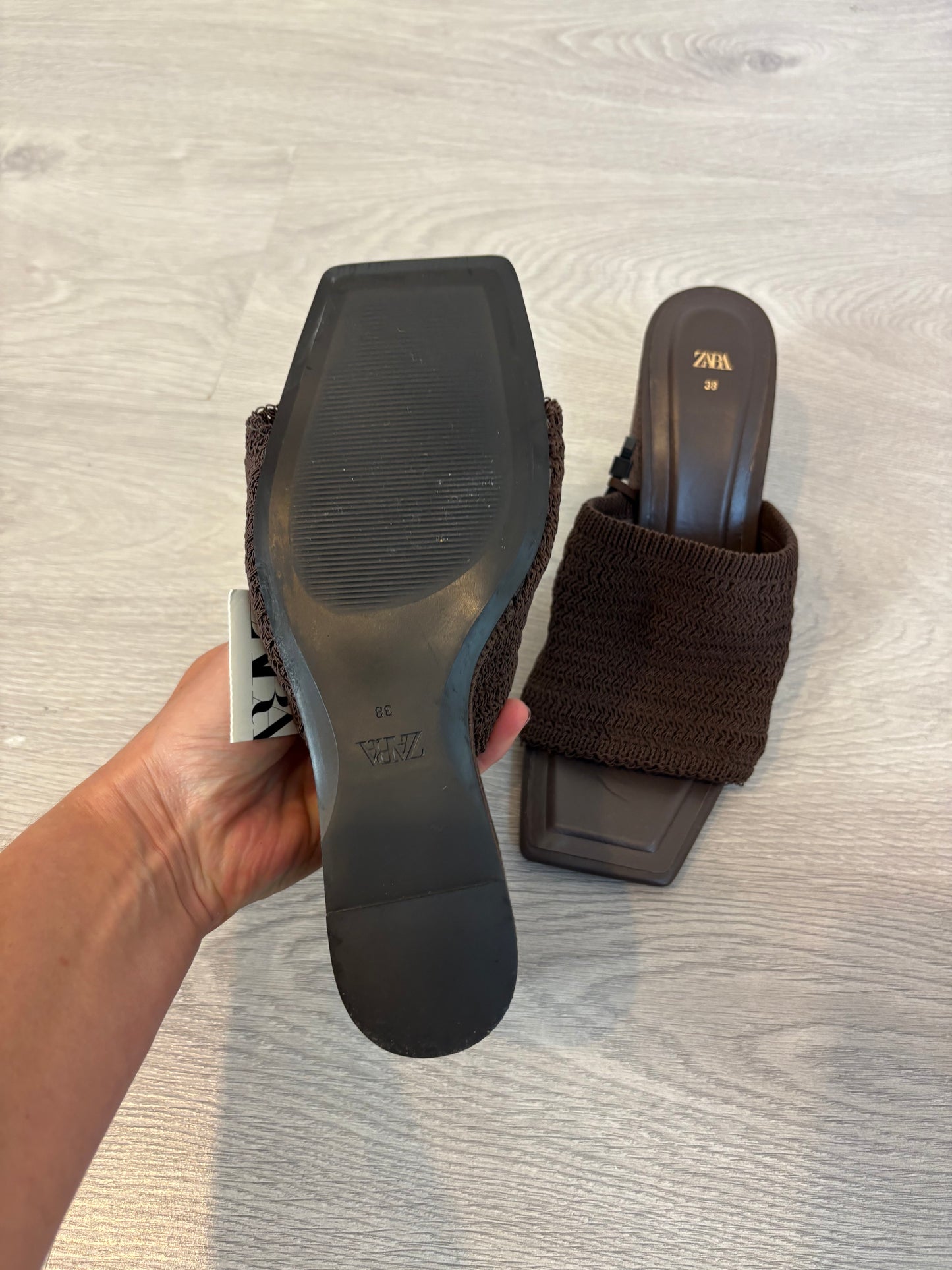 ZARA. Sandalia marrón chocolate textura. T 38