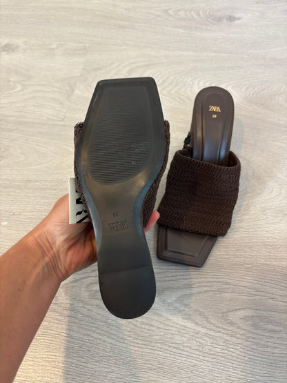 ZARA. Sandalia marrón chocolate textura. T 38
