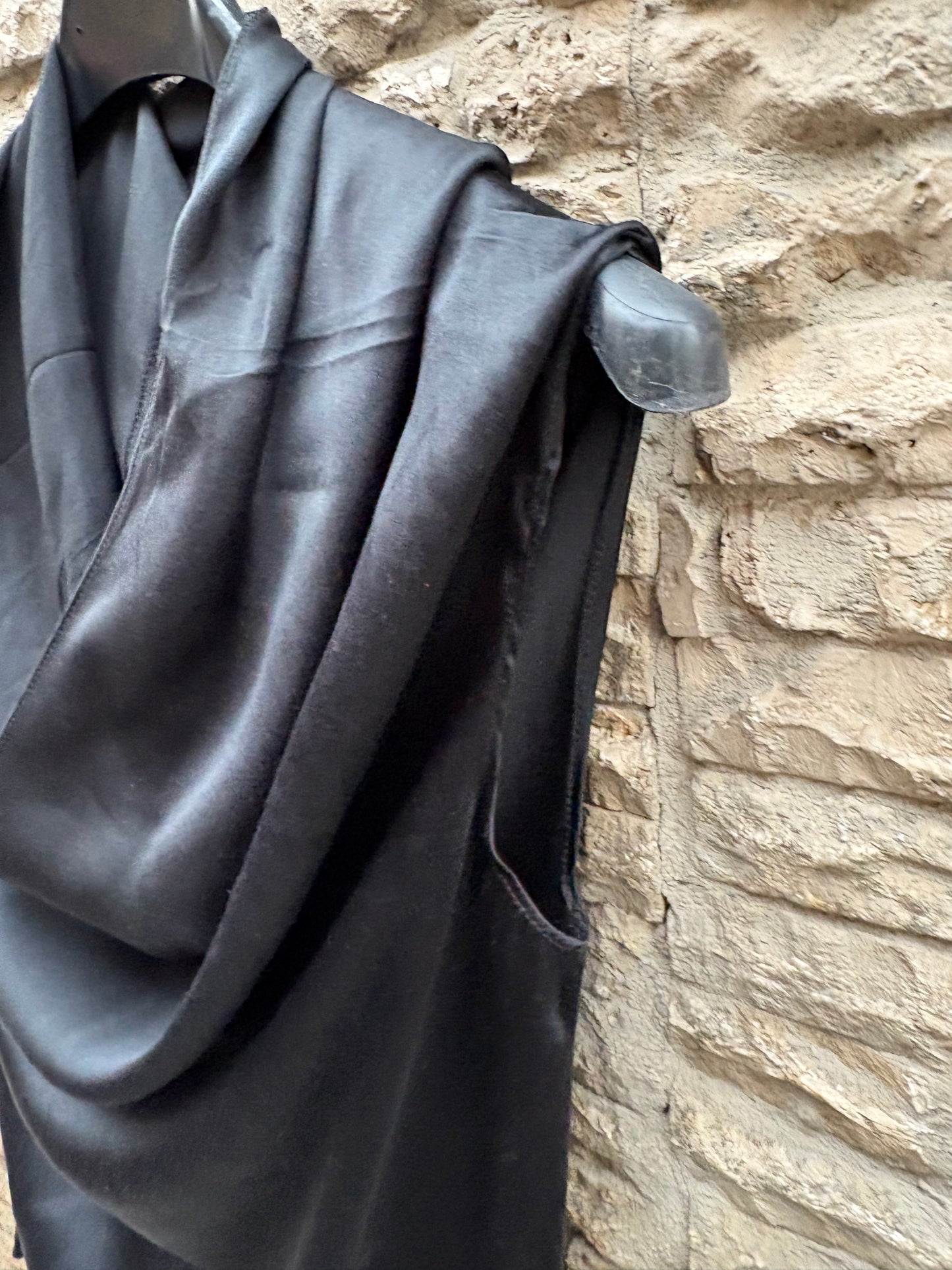 JANTAMINIAU. Top negro seda detalle cuello