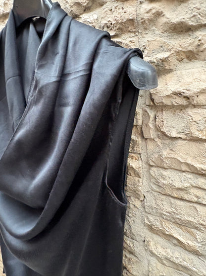 JANTAMINIAU. Top negro seda detalle cuello