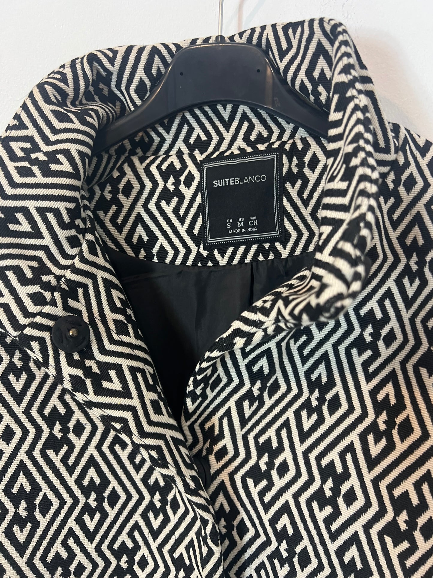 BLANCO. Abrigo beige y negro geométrico T.s