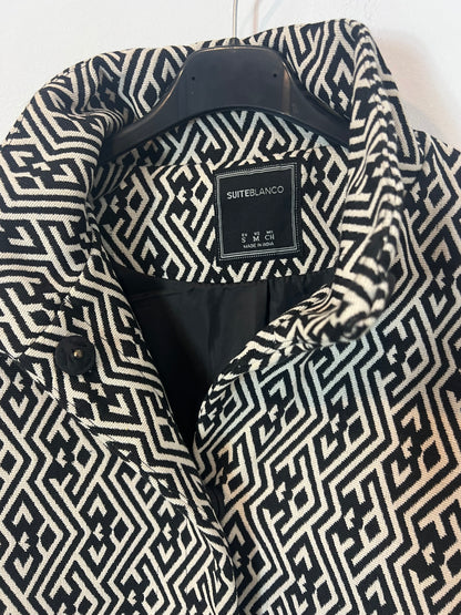 BLANCO. Abrigo beige y negro geométrico T.s