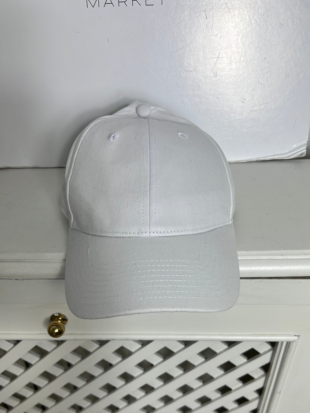 H&M. Gorra blanca
