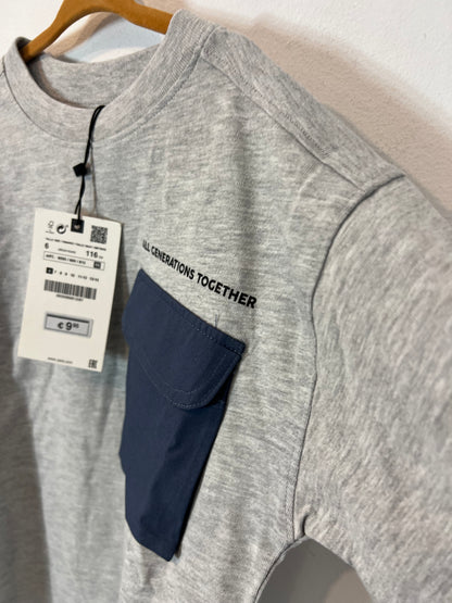 ZARA. Camiseta gris bolsillo. T 6 años