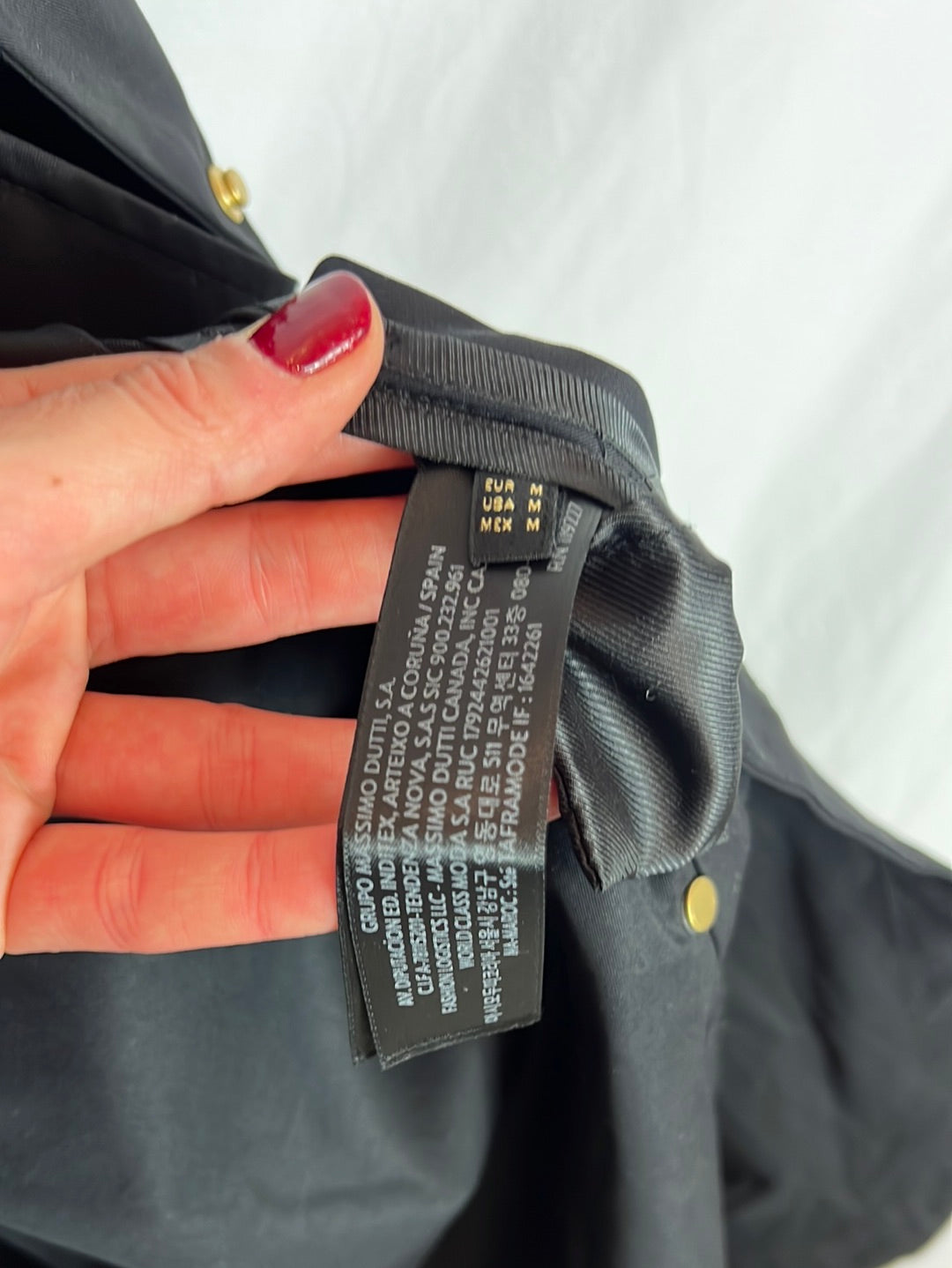 MASSIMO DUTTI. Capa/gabardina negra T.m