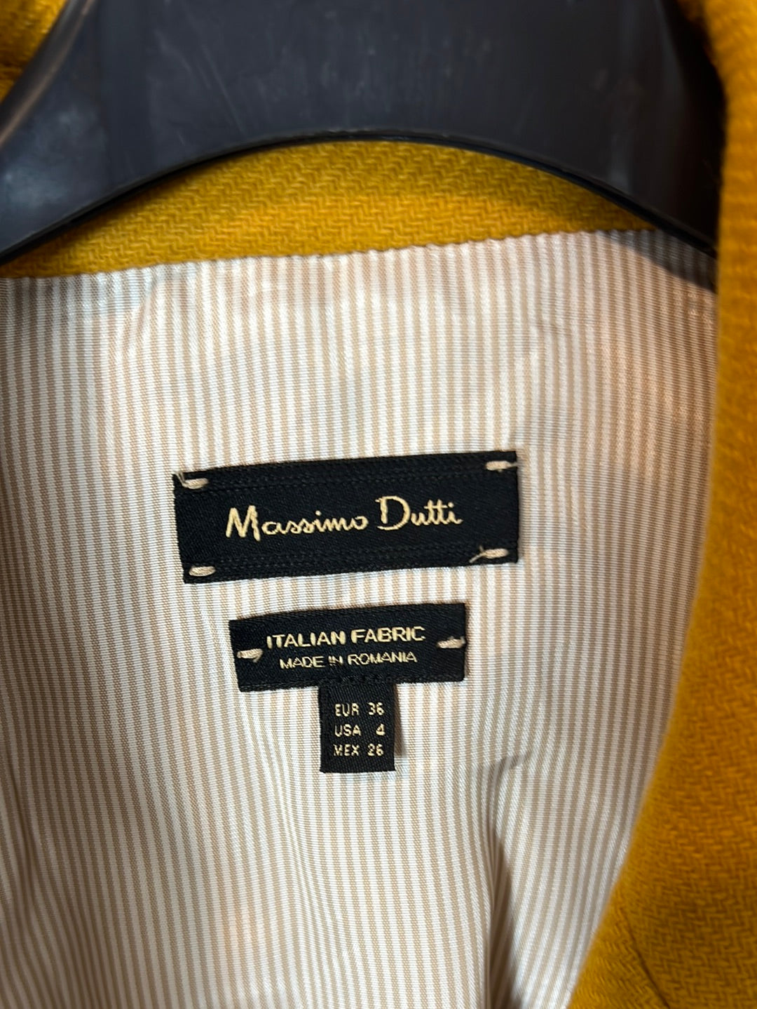 MASSIMO DUTTI. Mustard wool coat. T 36