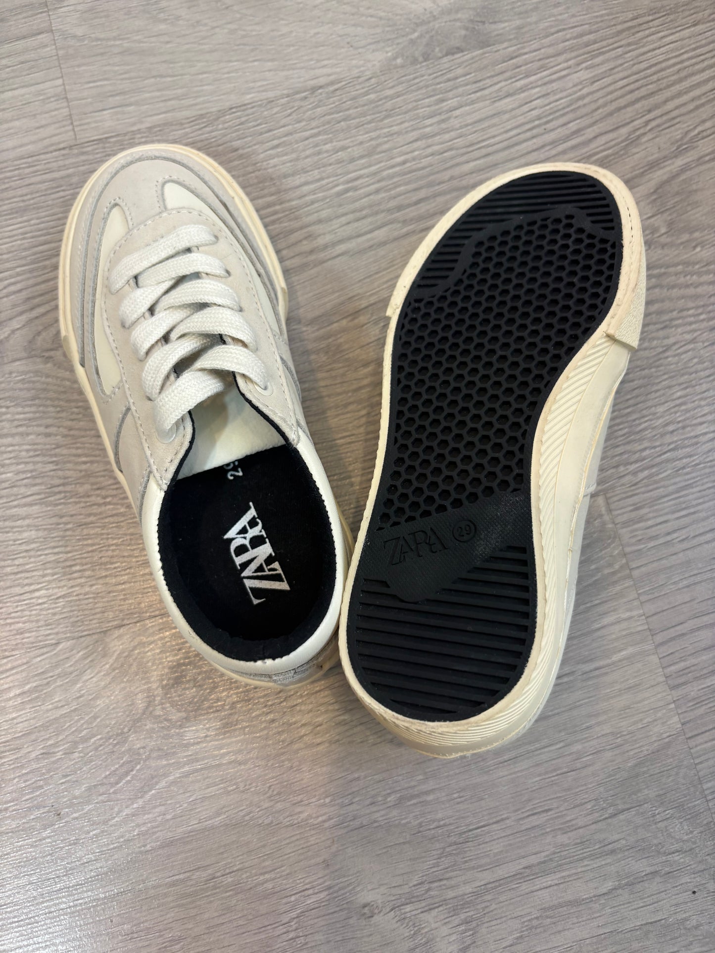 ZARA. Zapatilla doble textura niños. T 29