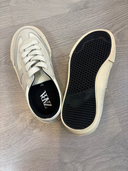 ZARA. Zapatilla doble textura niños. T 29