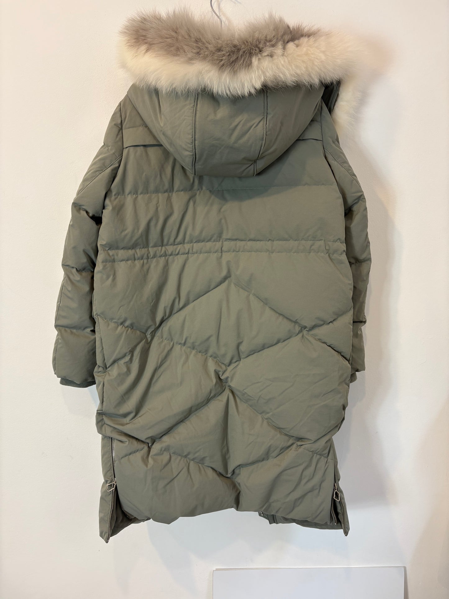 LILY. Plumas largo capucha pelo