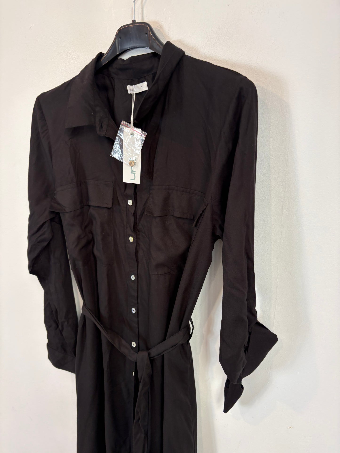 Vestido negro camisero fluido