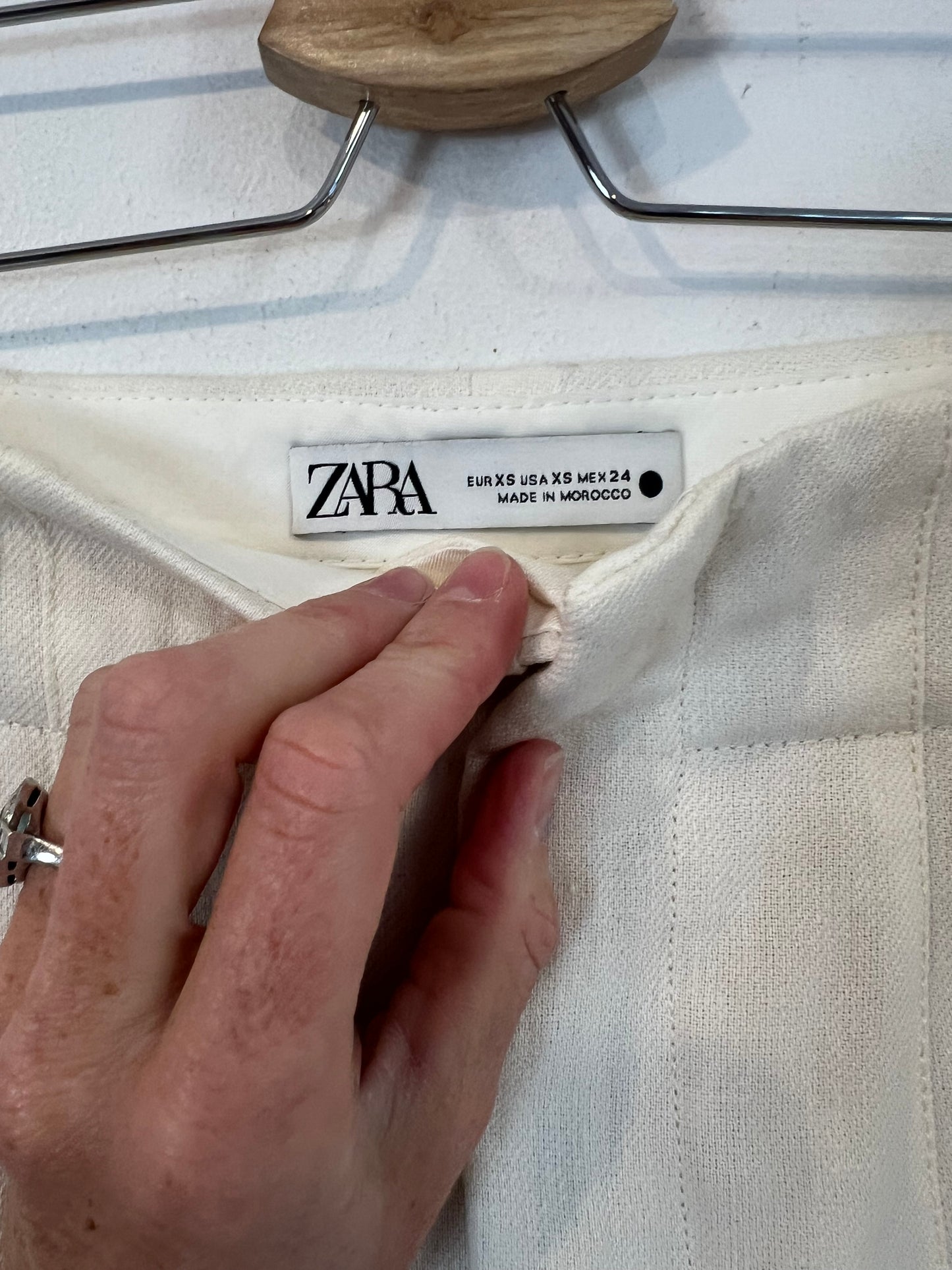 ZARA. Pantalón blanco lino pinzas