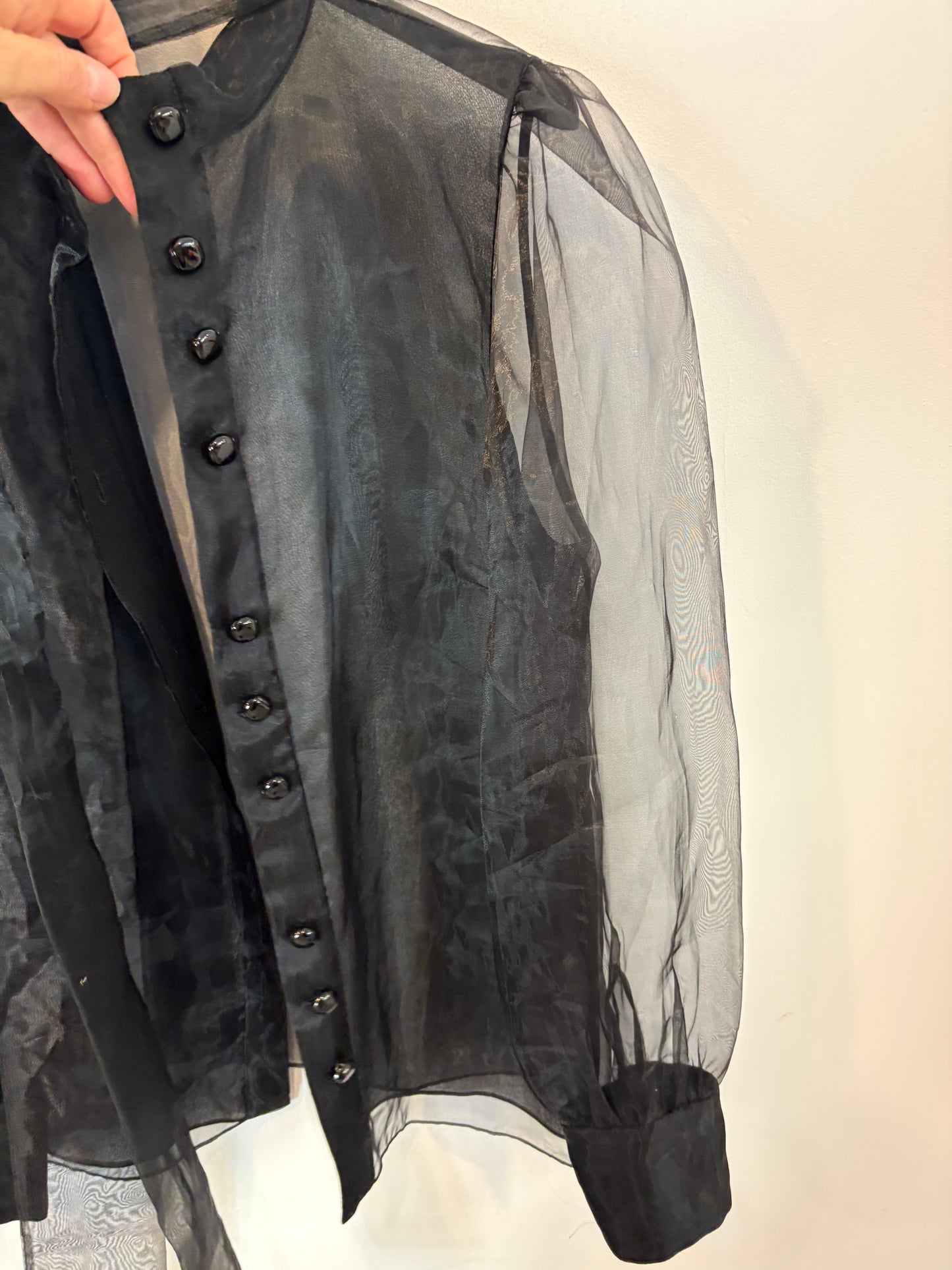 ZARA. Blusa negra organza