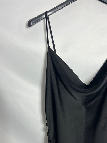 ZARA. Vestido midi negro satinado  botones. T S
