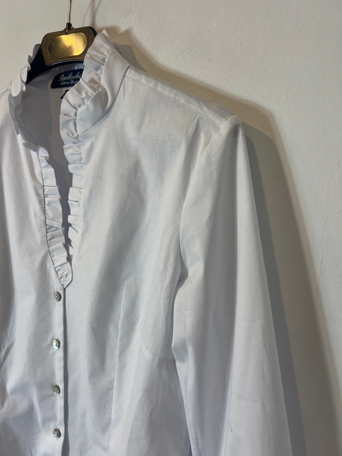 BARILOCHE. Camisa blanca detalle volante. T 36