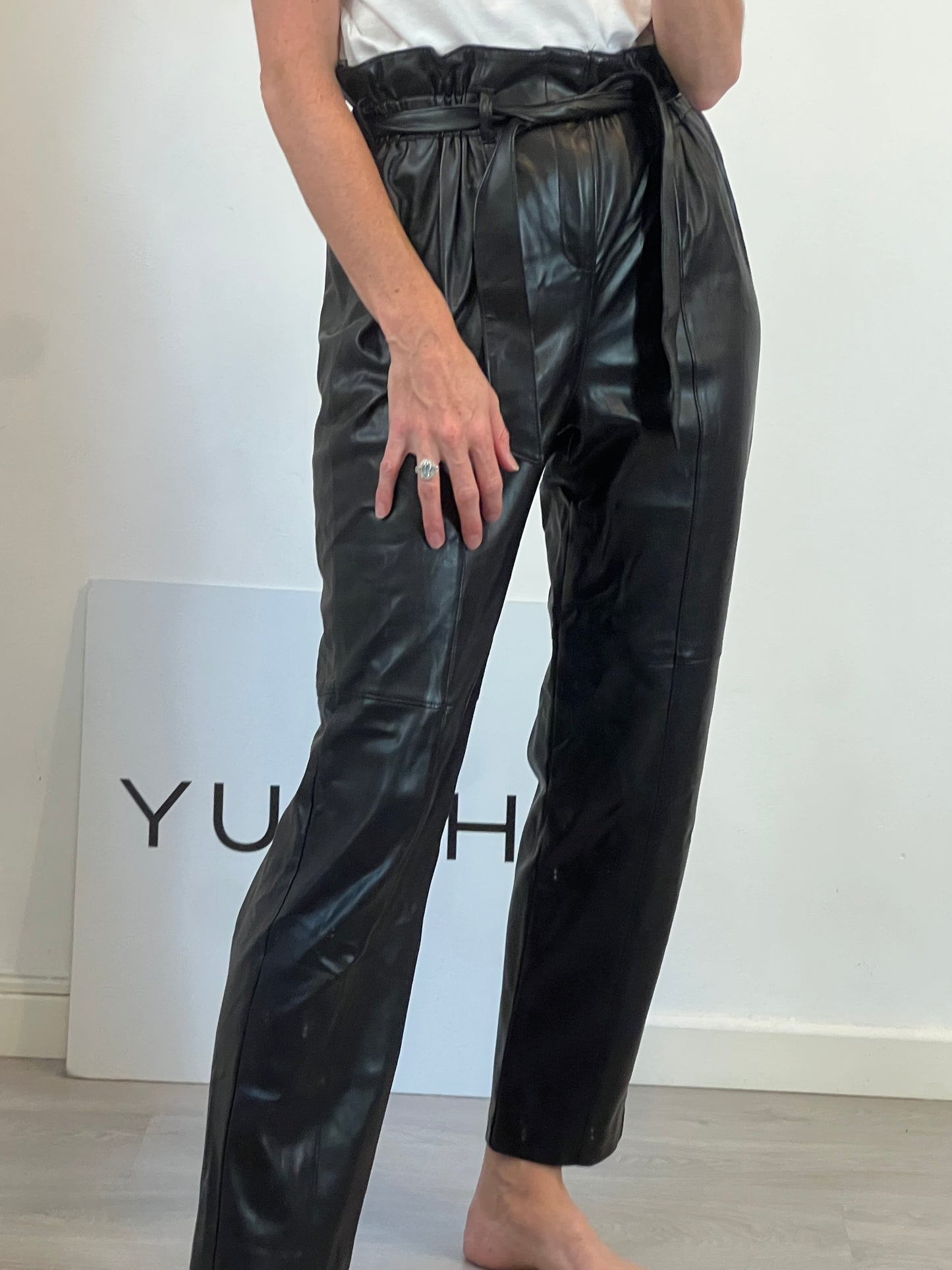 MANGO. Pantalón efecto piel  T.s