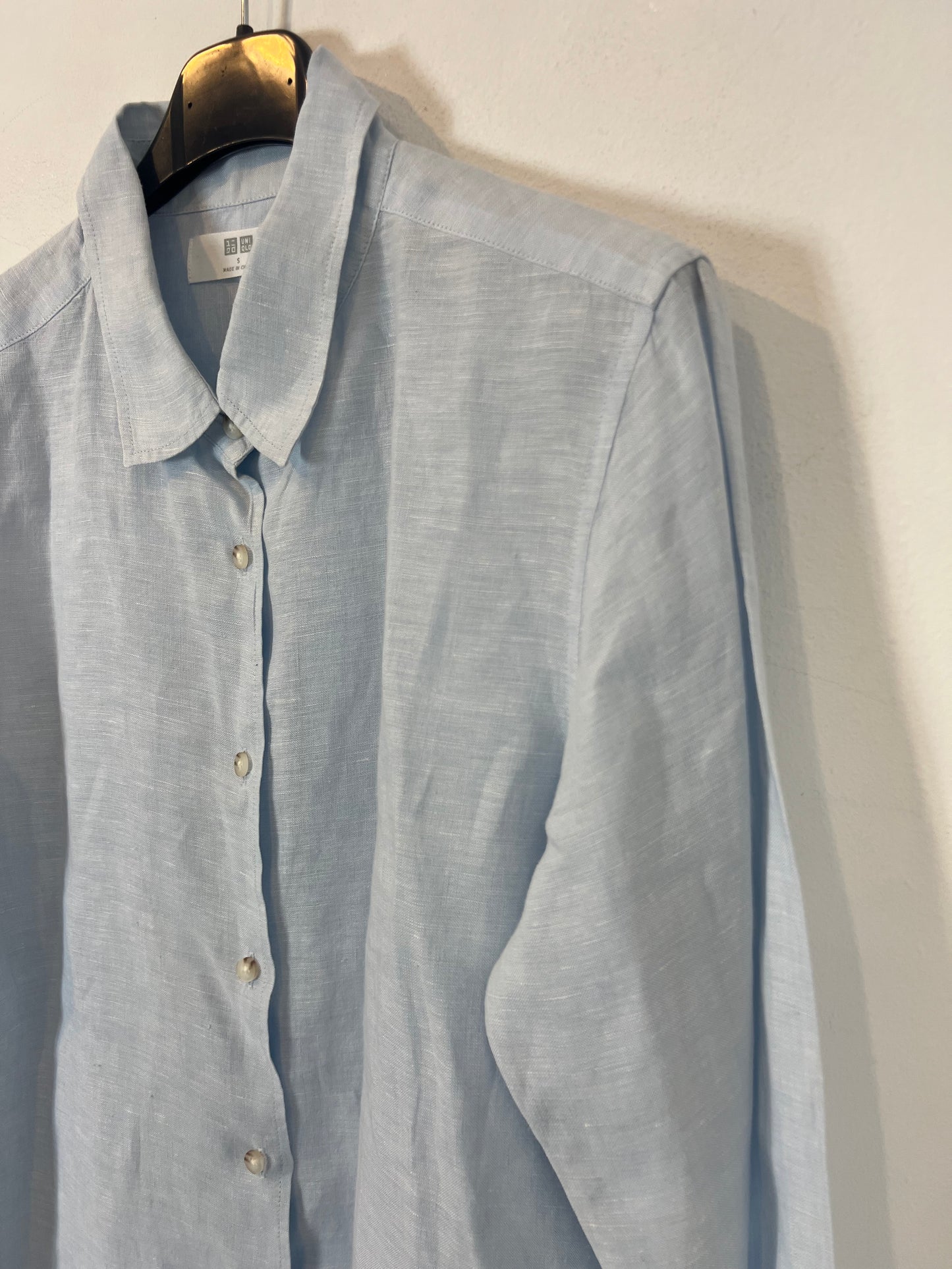 UNIQLO. Light blue heather linen shirt. TS