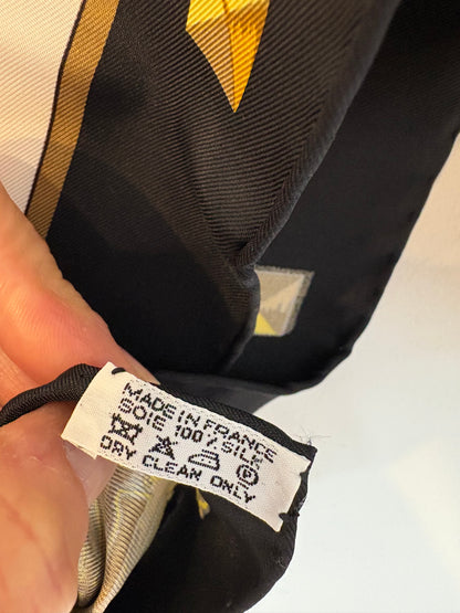 HERMÉS. Pañuelo seda estampado