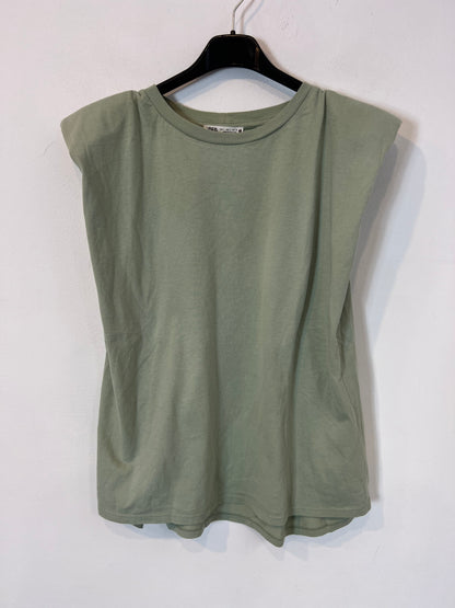 ZARA. Camiseta verde claro hombreras. T L