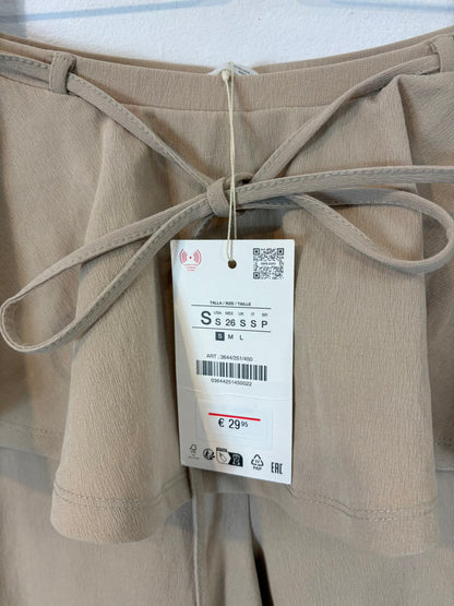 ZARA. Pantalón beige detalle volante