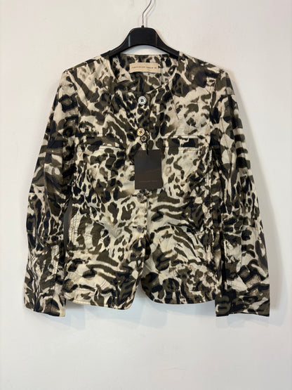 PURIFICACIÓN GARCIA. Chaqueta corta textura animal print