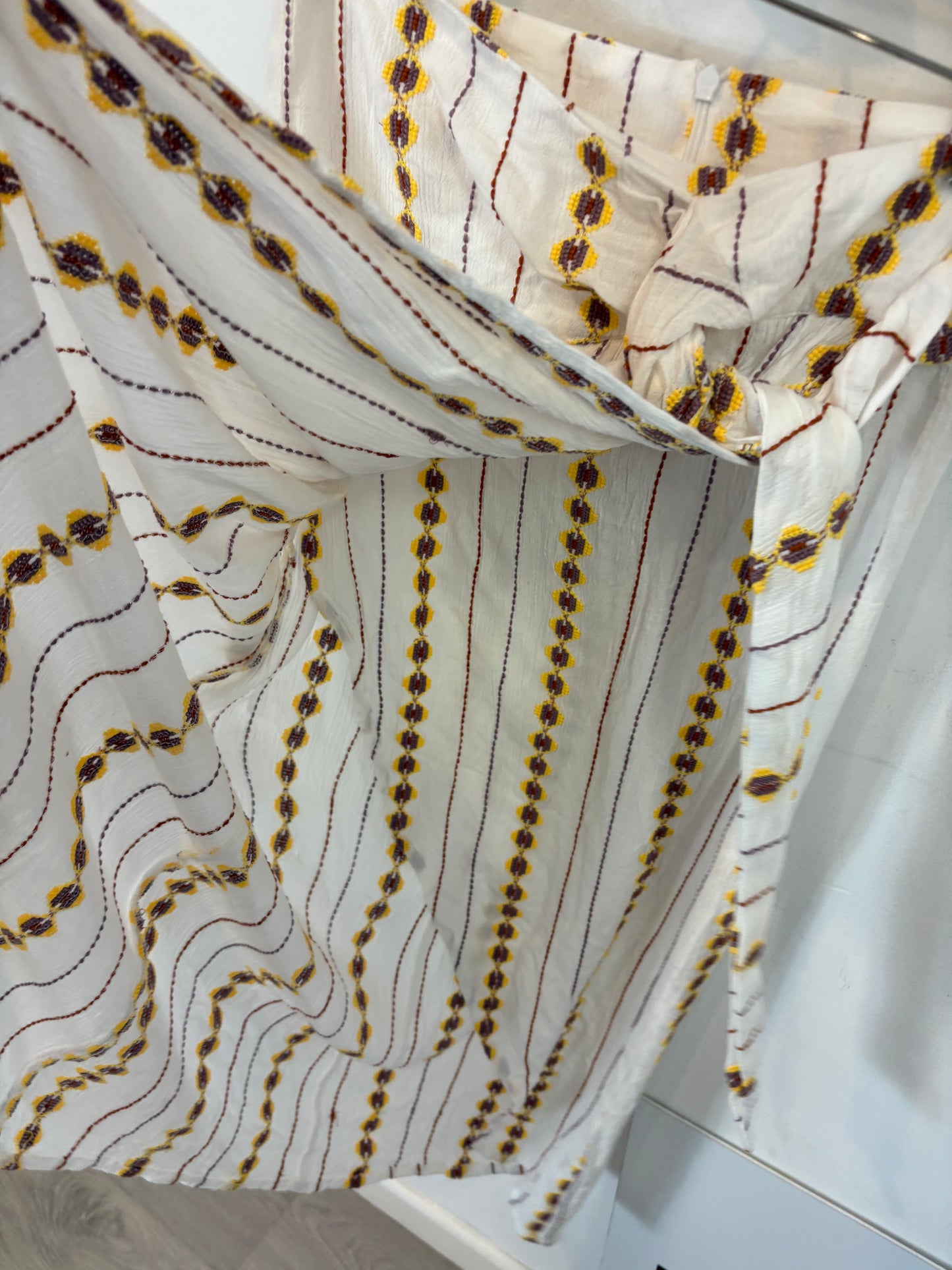STRENA. Conjunto falta y top bordados